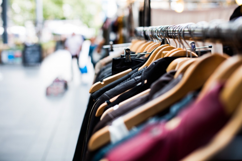boutique-MONTFORT SUR ARGENS-min_blur_close_up_focus_hanger_jacket_market_people_rack-1176303