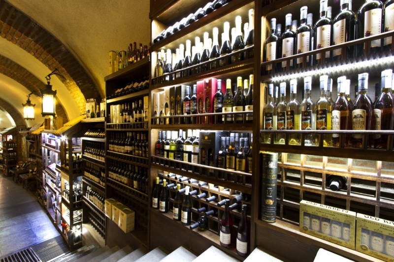 boutique-MONTFORT SUR ARGENS-min_world_street_travel_shop_canon_georgia_wine_bottles-429767